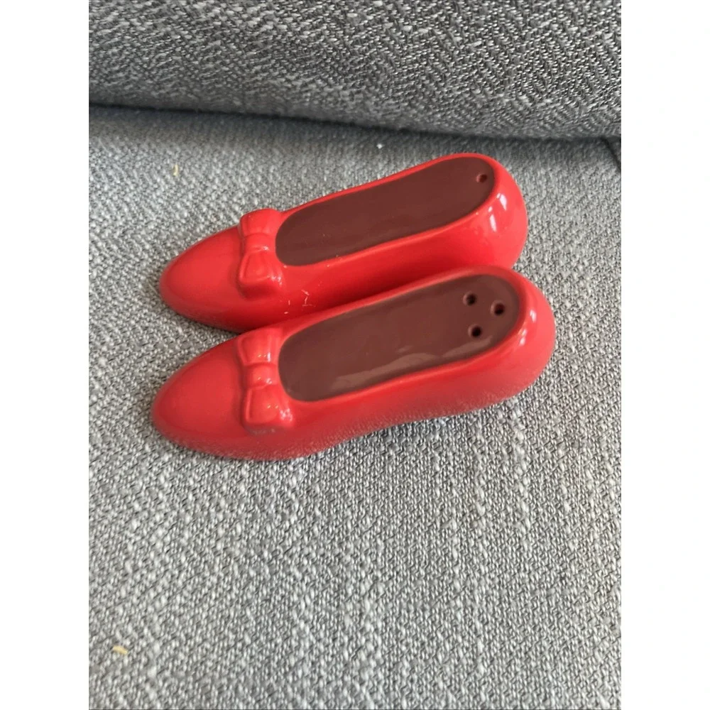 1999 Enesco Wizard of Oz Dorthy's Ruby Red Slippers Salt & Pepper Shaker Set